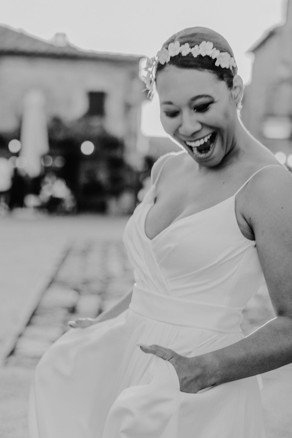 Ein offener schwarz-weißer Moment purer Freude in einem Hochzeitskleid. Monteriggiano Toskana Italien
