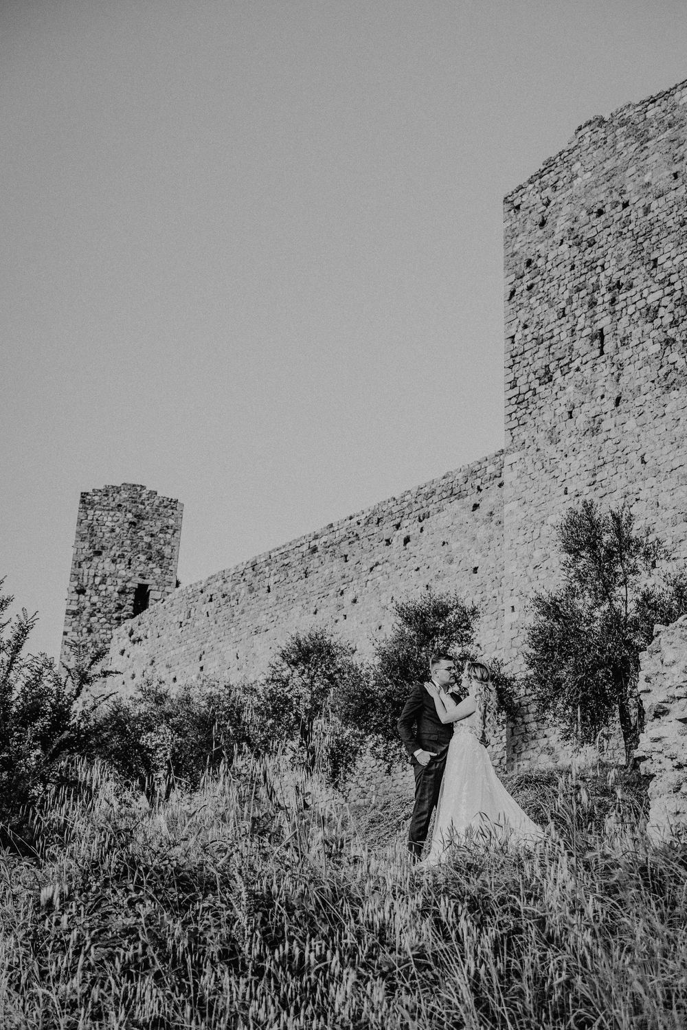 Ein Schwarz-Weiß-Hochzeitsfoto in der Nähe der historischen Steinburgruinen Monteriggiano Toskana Italien
