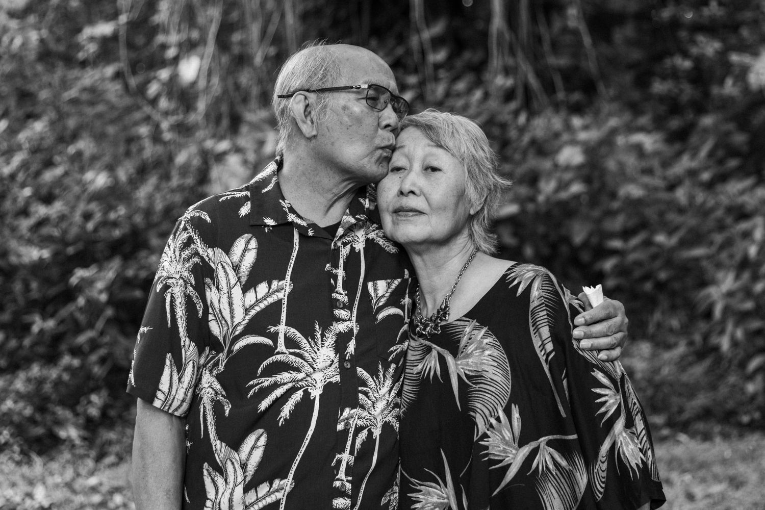 Elderly couple embracing at the beach — timeless Hawaii love story captured by Live Tribe Media.