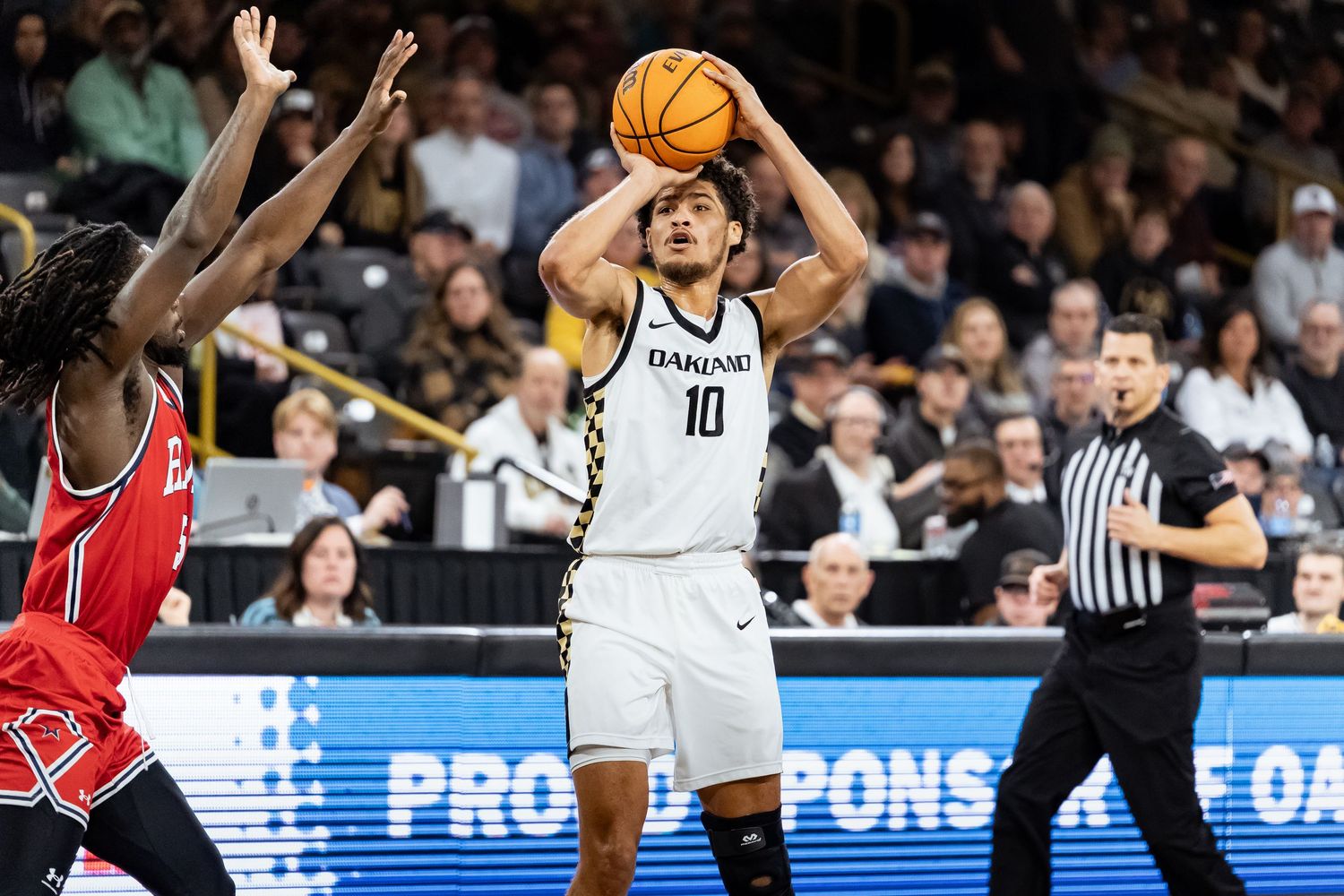 Brett White shooting a contested three pointer, Oakland University vs Robert Morris, Oakland Credit Union O'Rena, Rochester Hills MI, 1/4/26