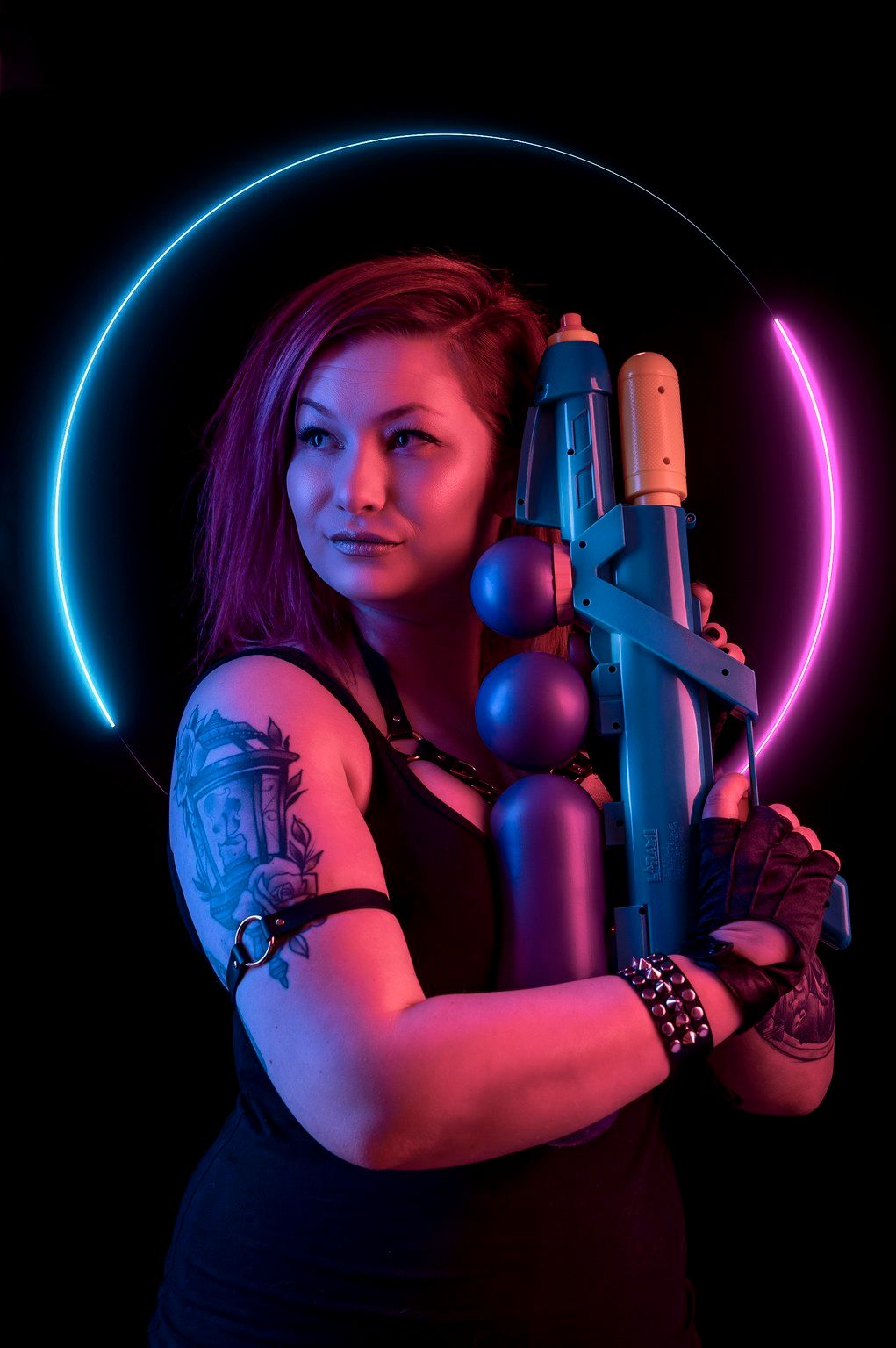 Scifi-tyylinen kuva naisesta, joka pitää kädessään muovista vesipyssyä.