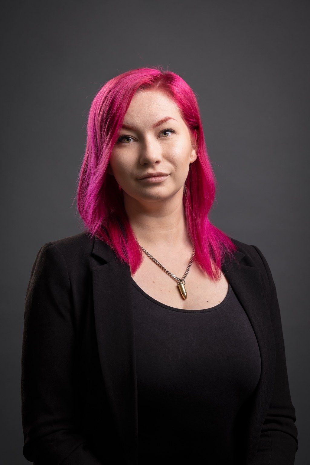 Potrettikuva pinkkihiuksisesta naisesta.