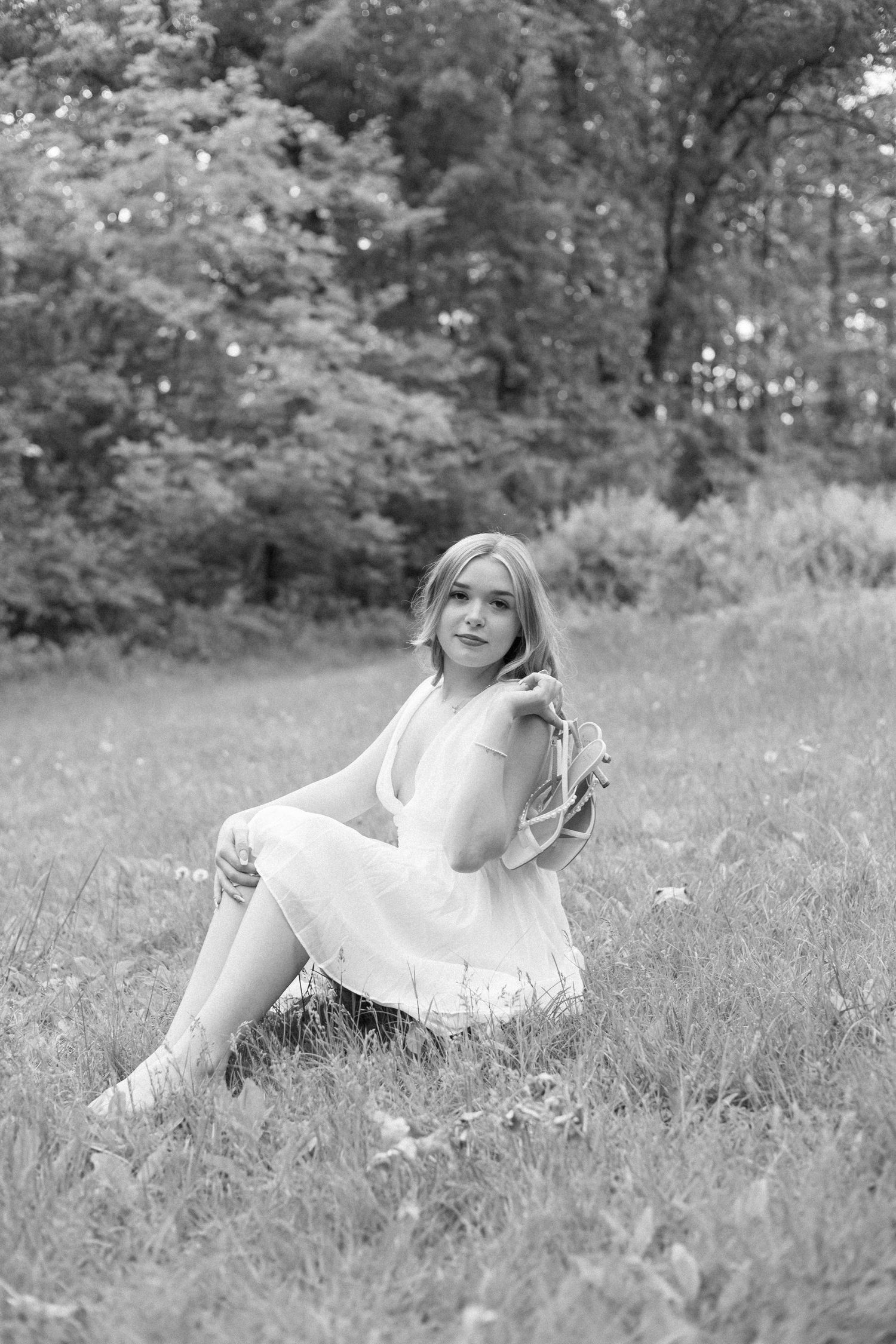Outdoor summer senior photos in Springfield, Illinois