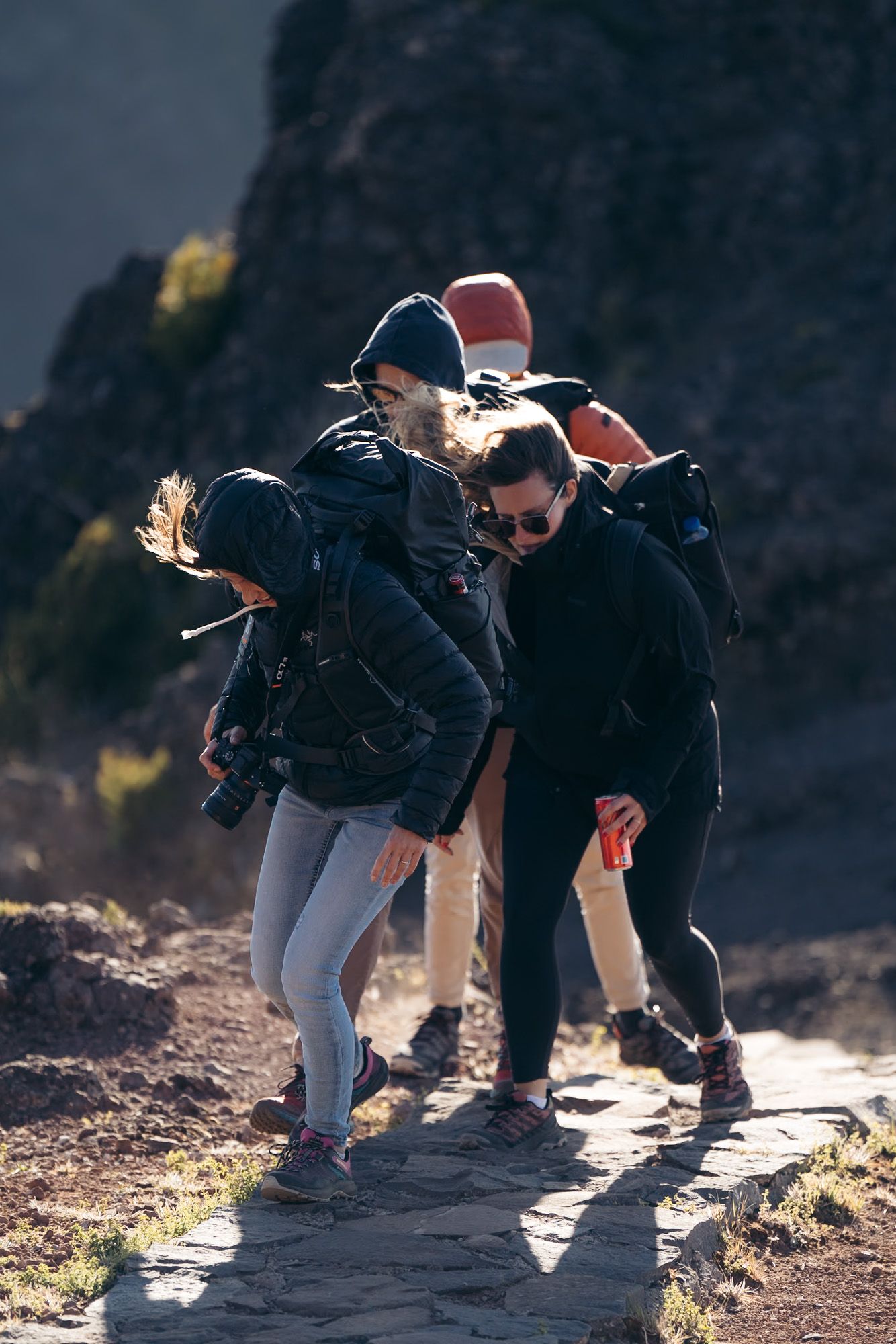 Randonneurs dans le vent à Madère au pico do ariero