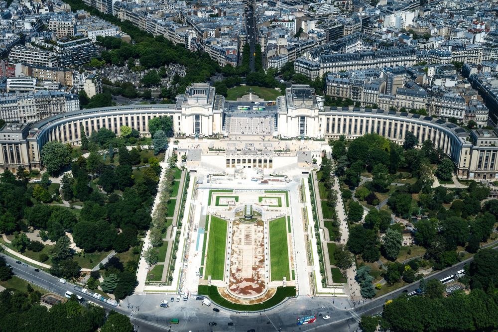 Aerial view of the Trocadero Gardens and Palais de Chaillot in Paris with symmetrical landscaping and fountains.