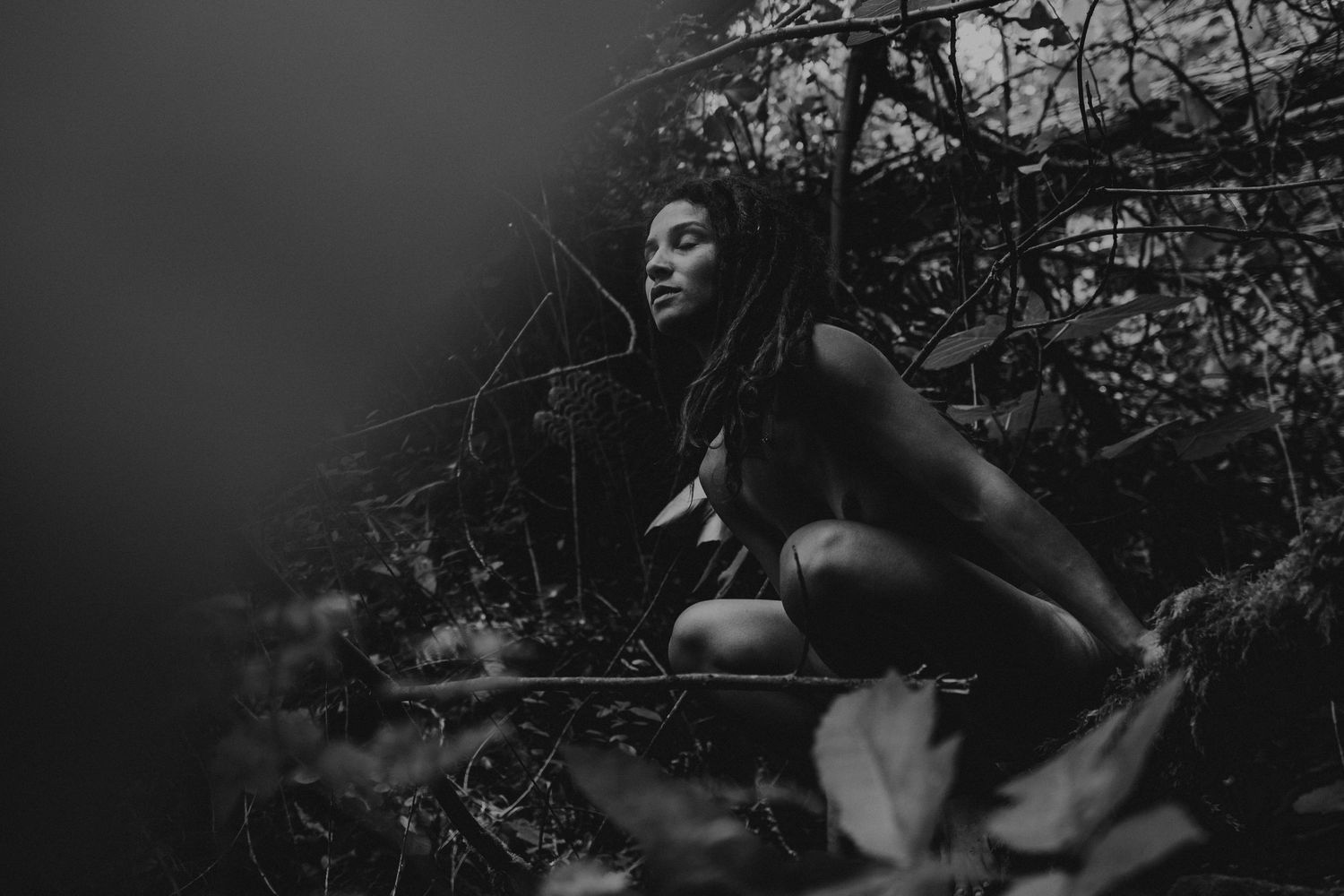Mulher nua em sessão fotográfica feminina na natureza foto em preto e branco na natureza em Alcobaça Portugal