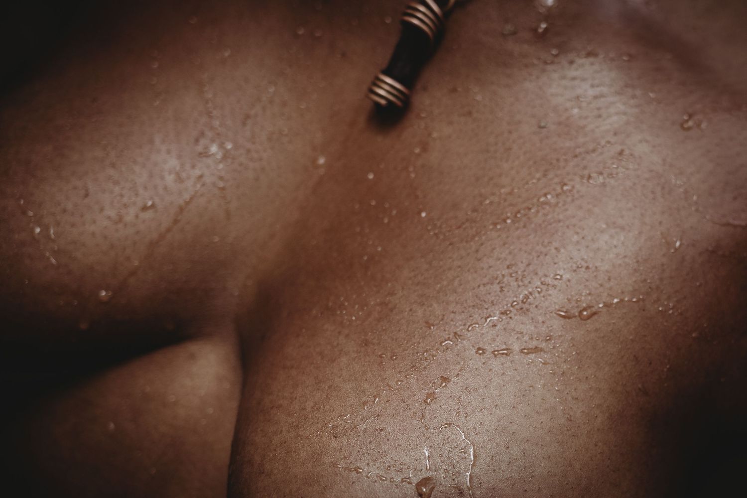 busto de uma mulher negra com pingos de água em uma sessão fotográfica feminina de empoderamento em Caldas Da Rainha