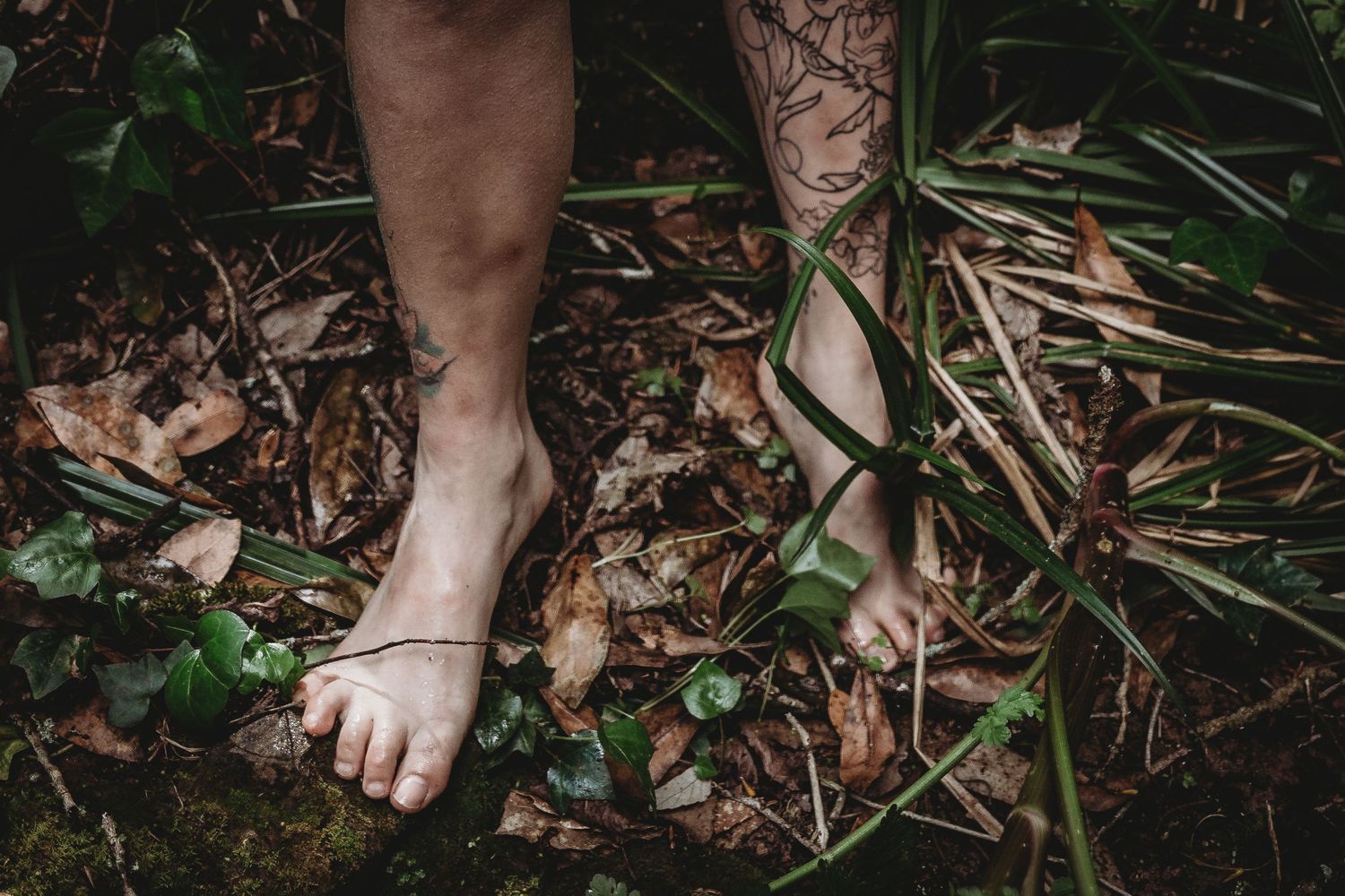 pés feminino descalça na natureza em sessão fotográfica em Alcobaça Portugal em momento de enraizamento e conexão
