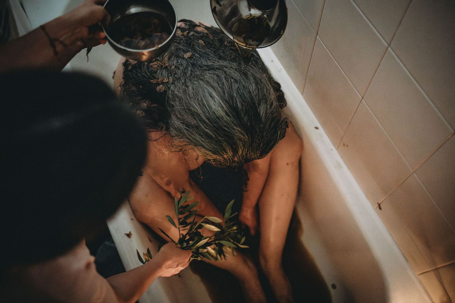 Mulher na banheira tomando banho de ervas em ritual fechamento dos ossos no Alentejo Portugal
