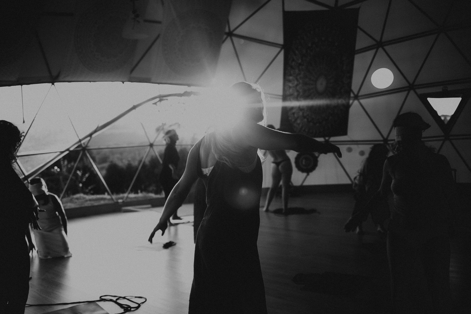 Mulheres em circulo feminino dançando, luz entra pela janela, foto preto e branco de Ritual feminino Portugal