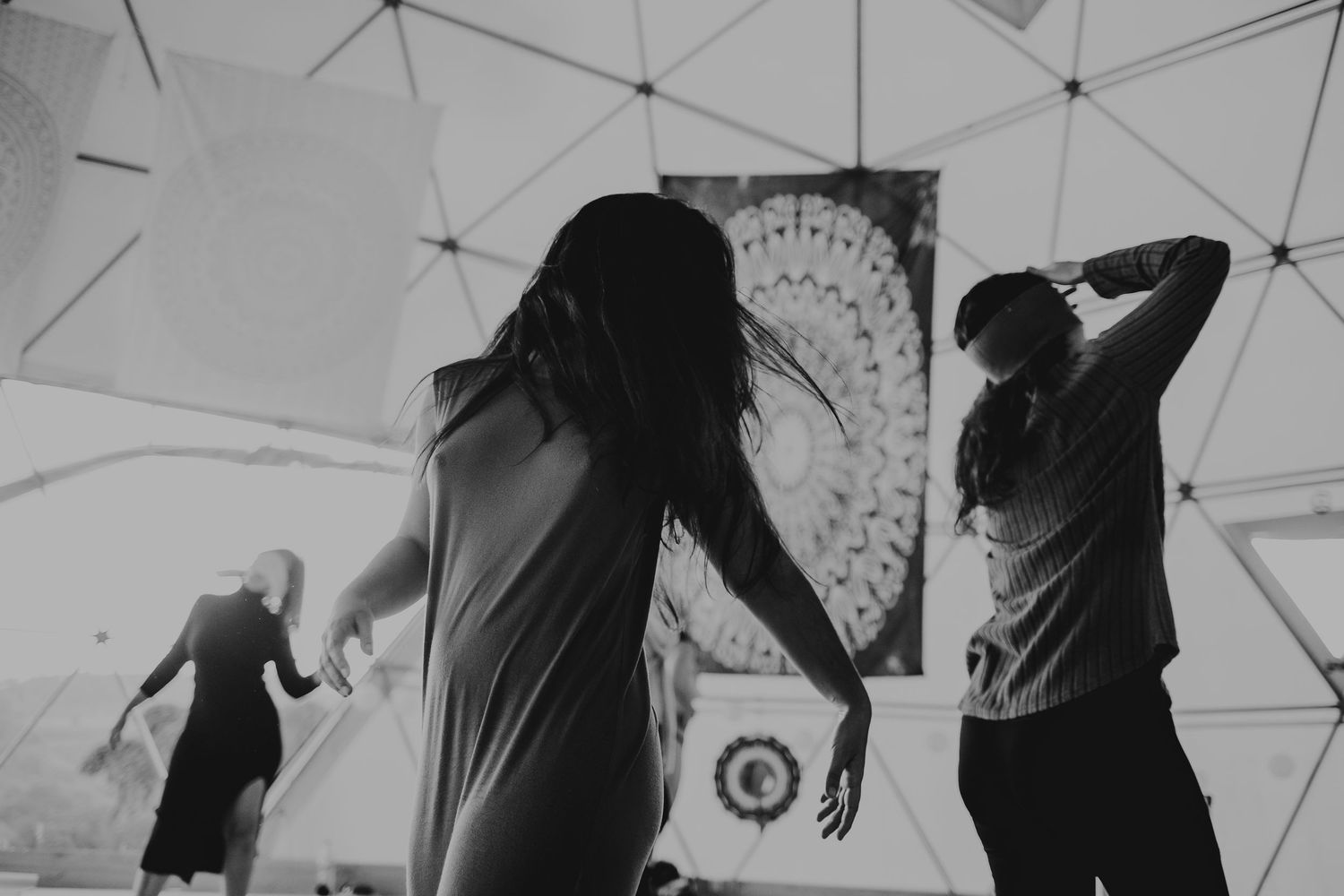 Mulheres em circulo feminino dançando, luz entra pela janela fotografia de rituais Portugal