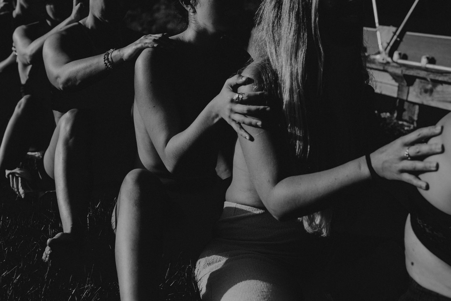 coletivo de mulheres se apoiam em um ritual de circulo feminino em portugal , foto preto e branco