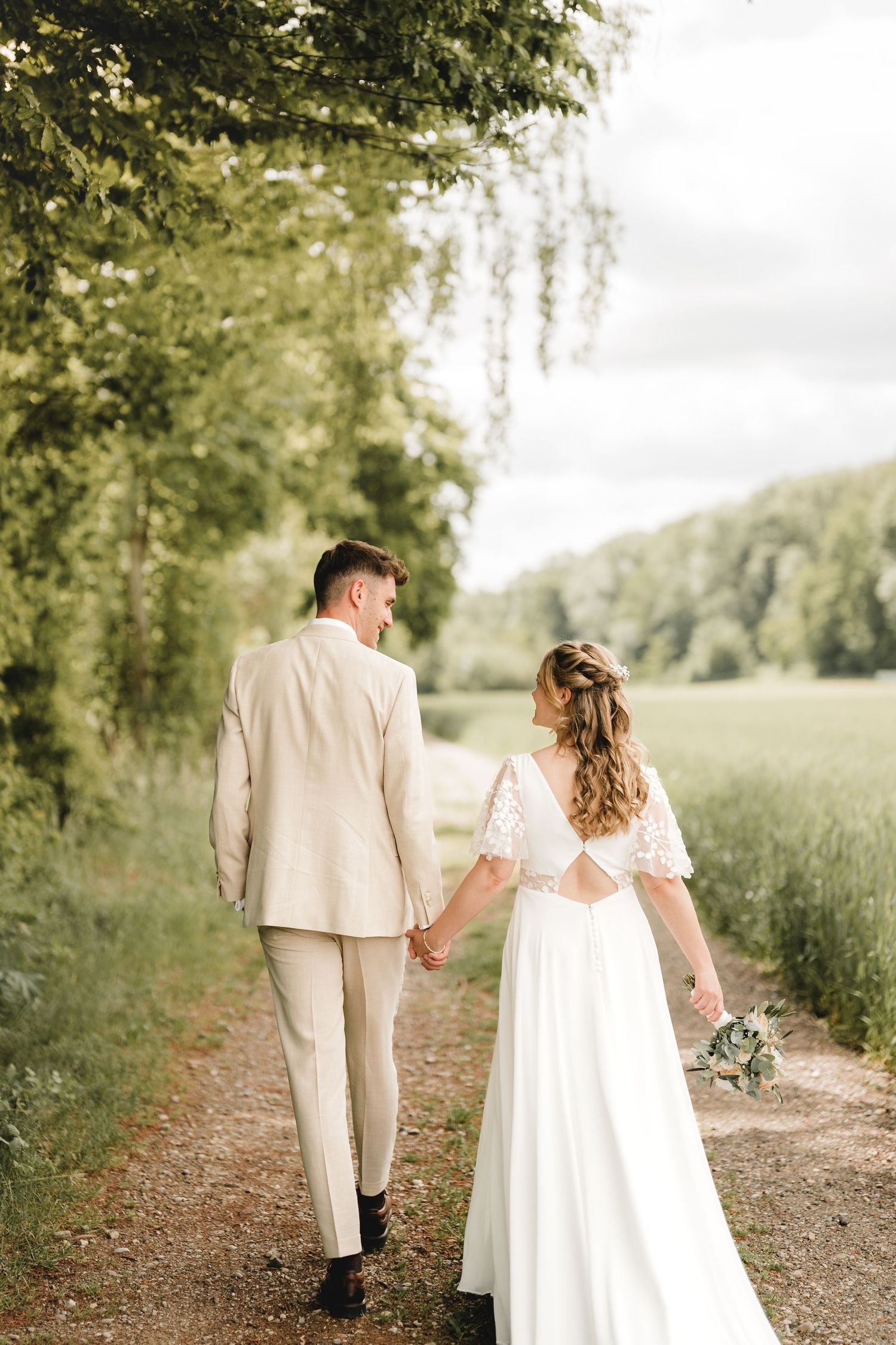 Brautpaar auf einen Feldweg bei Äpfingen in der Gemeinde Maselheim - Hochzeitsfotografie Ramona Maier