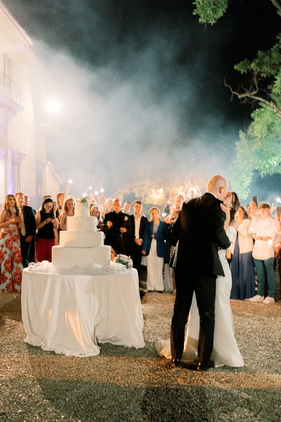 newlyweds kissing during the cutting of the cake at Villa Viviani, Florence