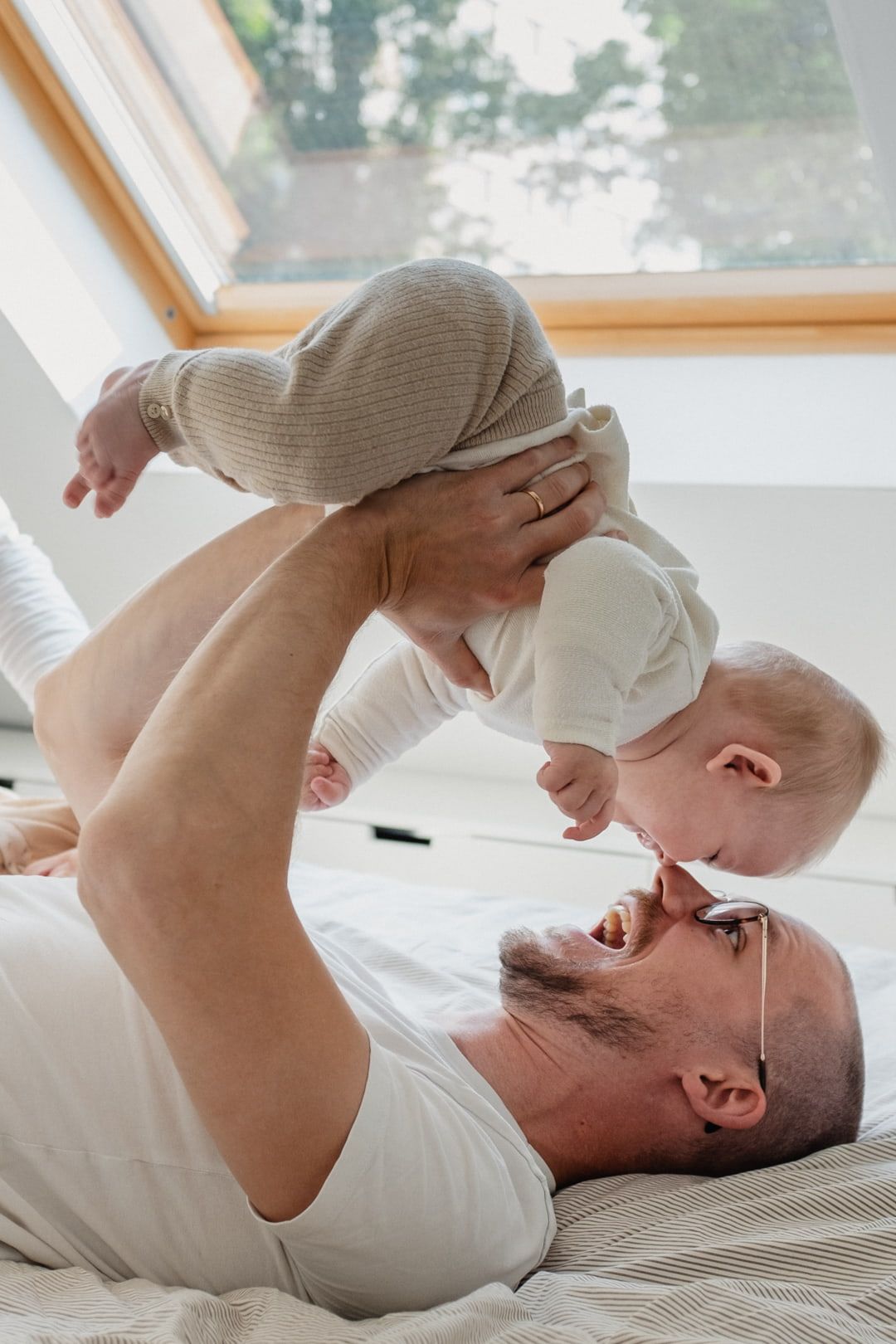 Un papa joue avec son fils de 7 mois en seance photo de naissance a domicile pres de Lille