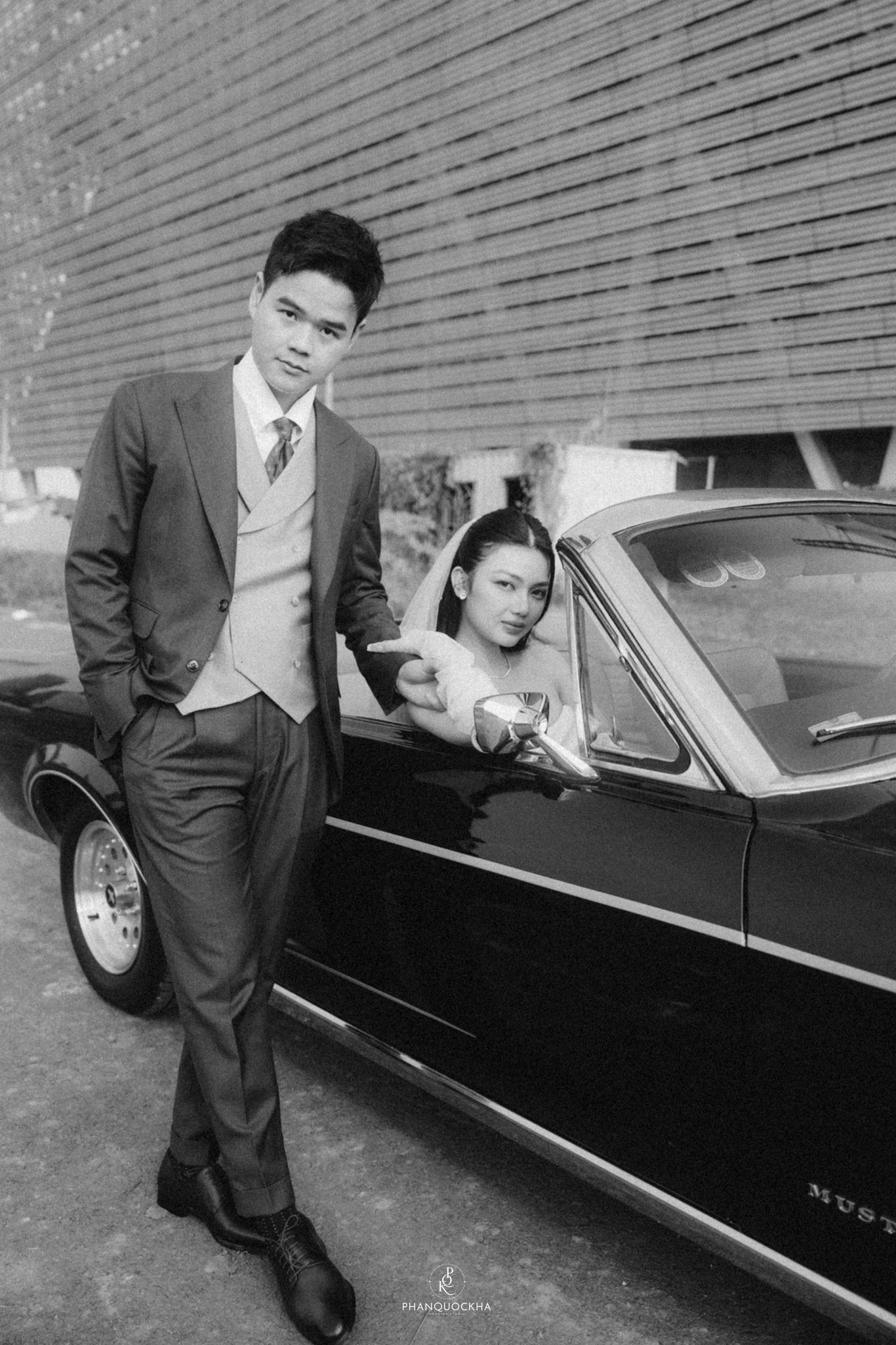 alt="Couple prewedding photoshoot at Classic car"