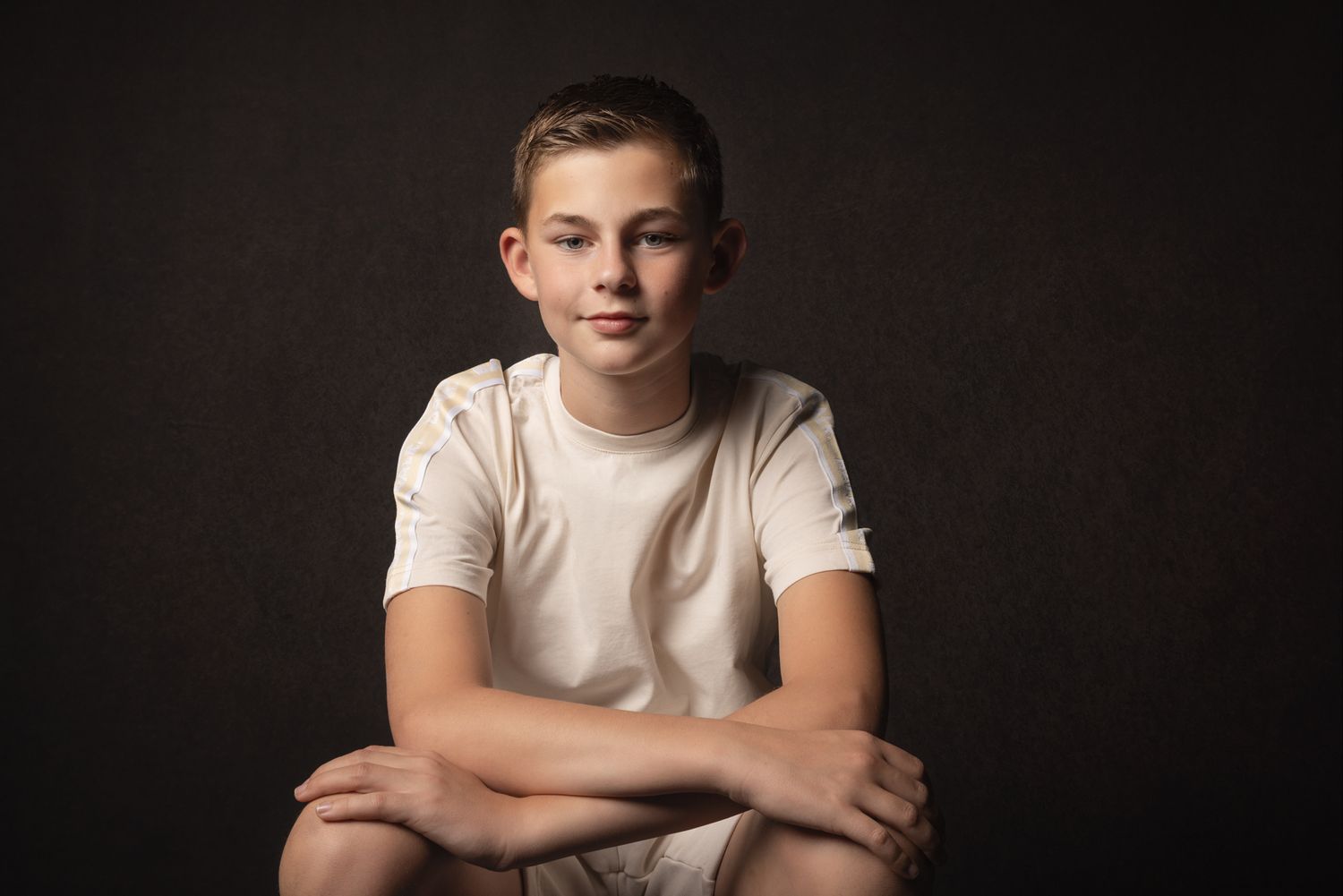 Fine-art portret op donkere achtergrond in studio, portretfotografie Breda
