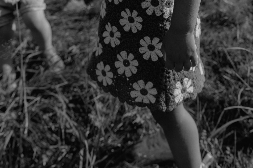 détail d'une robe fleurie en mouvement lors d'une séance photo lifestyle en pleine nature en Haute-Savoie.