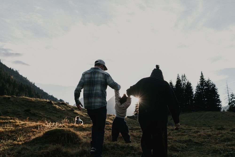 Séance photo d'une famille en montagne en Haute-savoie lors d'un sunset.