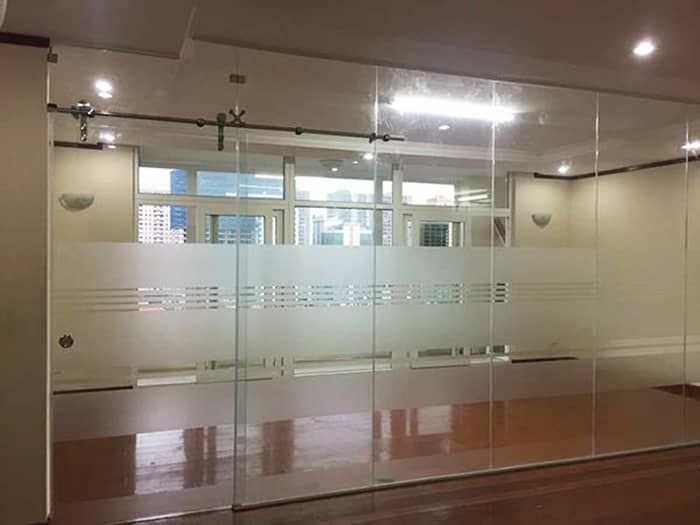 Mẫu cửa kính lùa treo 1 cánh ray inox đẩy trượt nhẹ nhàng