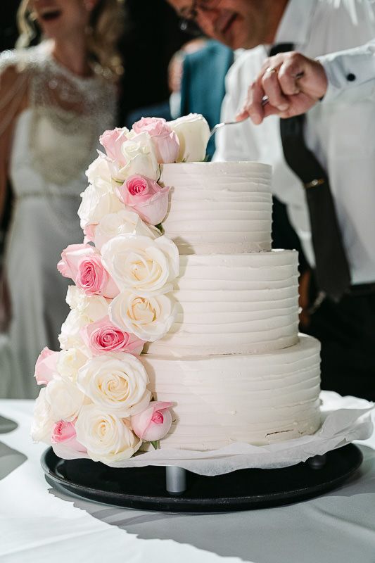 Bride and groom cutting wedding cake at Manoir de Lébioles