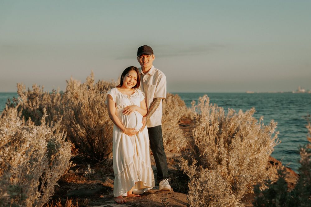 A maternity photo session on the beach with golden shrubs and path, in soft sunlight.
Altona Family Photographer Melbourne