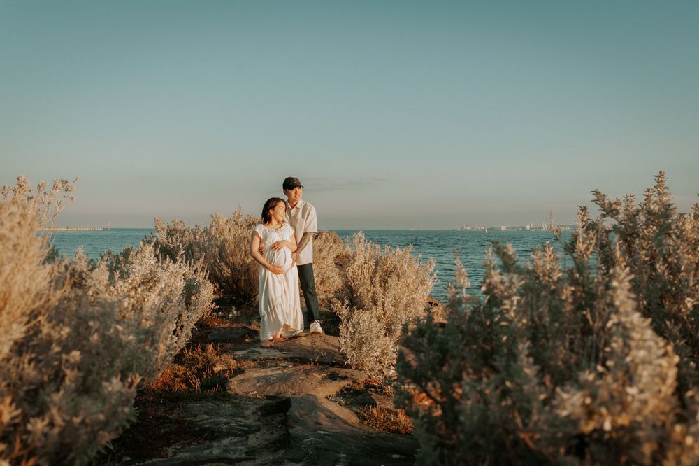 A maternity photo session on the beach with golden shrubs and path, in soft sunlight.
Altona Family Photographer Melbourne