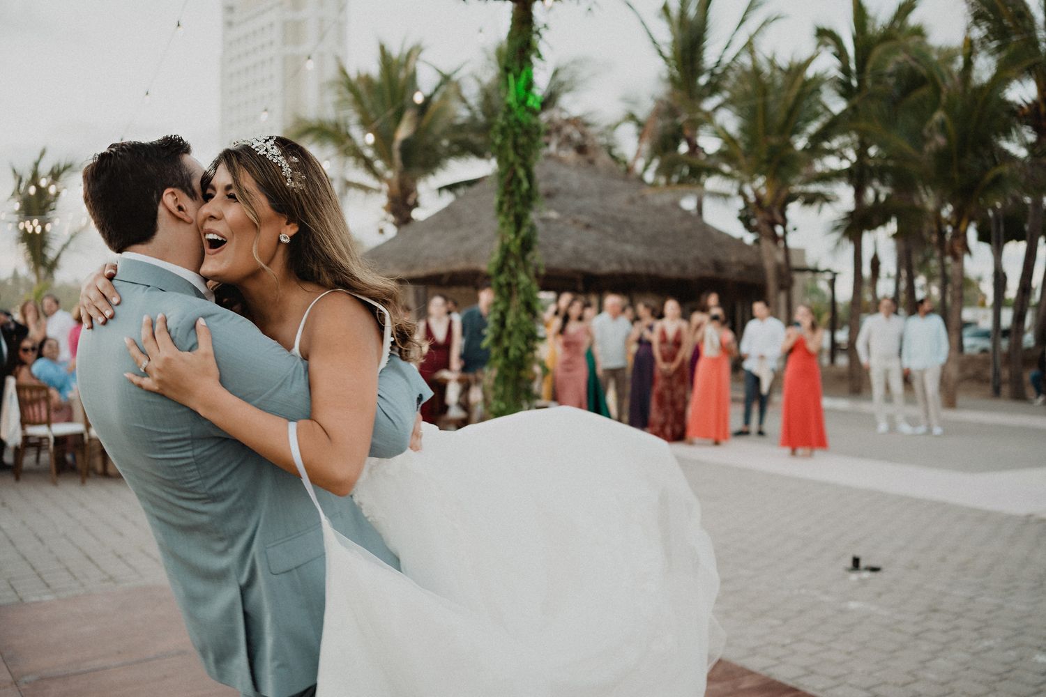 Familia con bebé durante sesión fotográfica natural en Mazatlán por Carlos Galindo family photographer