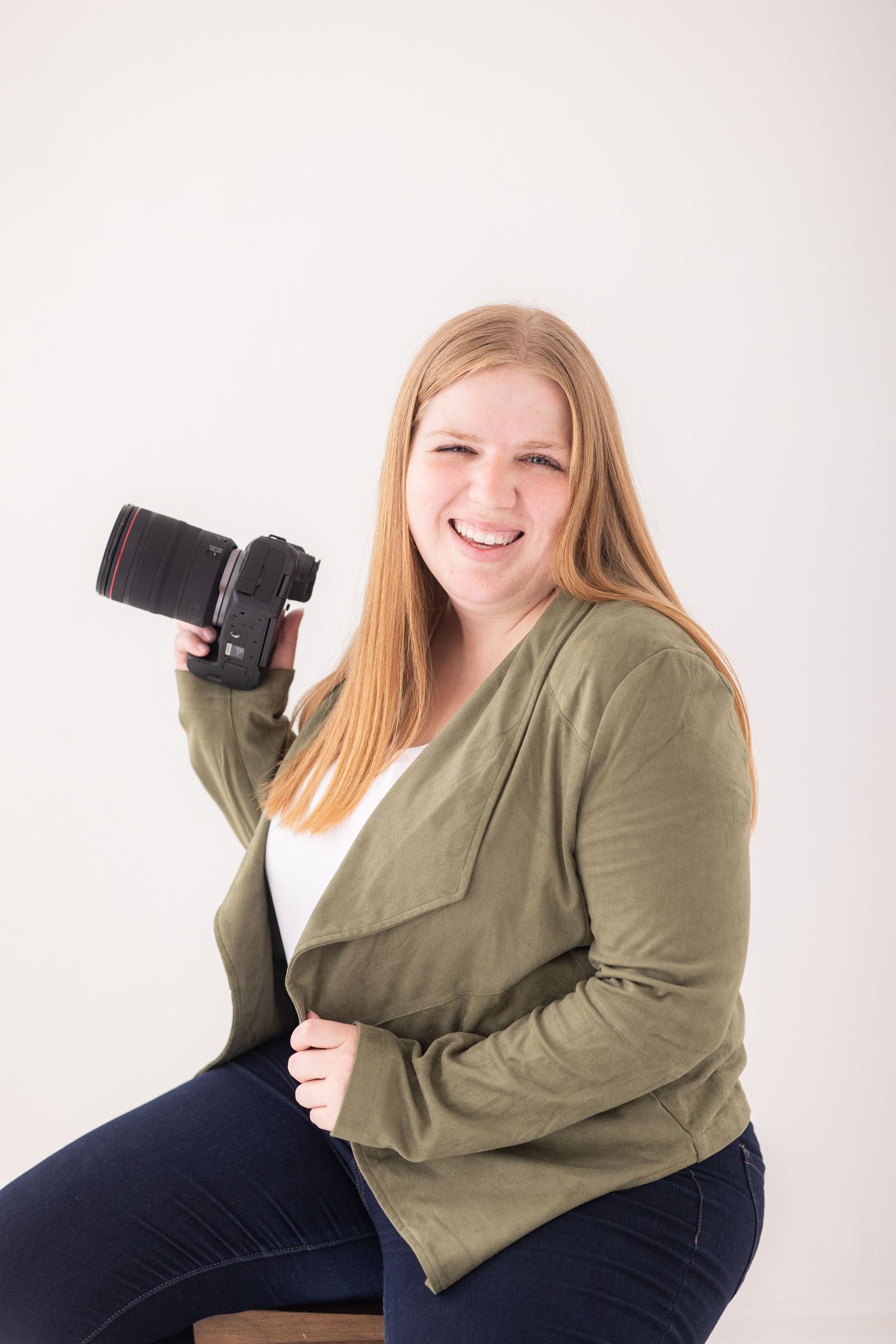 Cincinnati-based photographer specializing in capturing love stories with a timeless and romantic style.