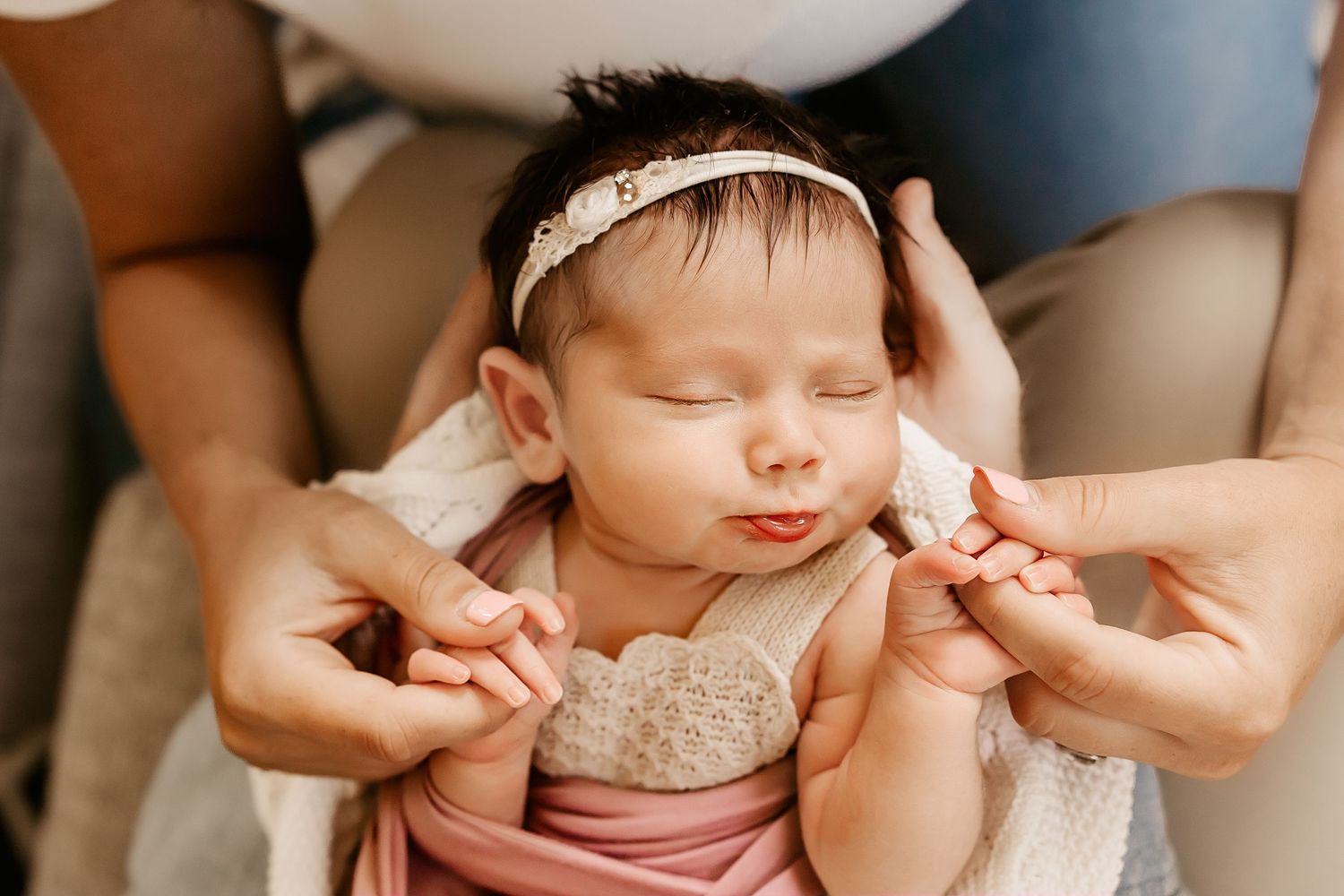 A Honolulu Newborn Photographer photographs a mom hold her newborn baby's fingers.