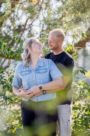 loveshoot ommen; loveshoot sahara ommen; love foto; liefdesfotografie; verliefd stel; fotograferen ommen; fotograferen lemelerveld