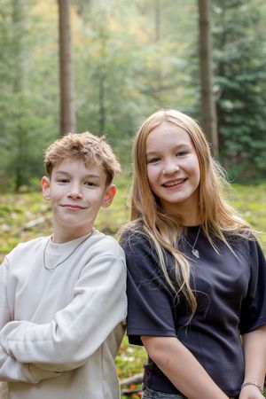 broer en zus staan schouder aan schouder