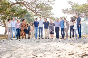 Grote familie staand op een lange rij tijdens een familieshoot in Ommen.