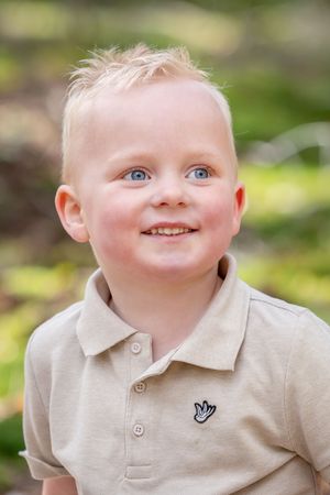 portet van een blond jongetje met beige shirt