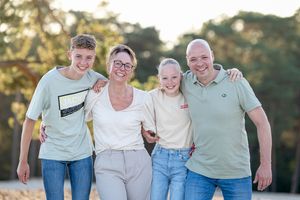 Gezin van vier met twee pubers tijdens een golden hourshoot op de sahara bij ommen