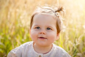 Portret van een peuter meisje met een staartje op het hoofd, gemaakt tijdens een fotoshoot in Lemelerveld