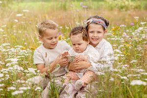 Drie kinderen gefotografeerd in een bloemenveld nabij Lemelerveld, door fotograaf Inge Muller