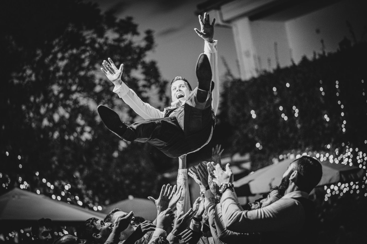 Novio volando por los aires, manteado por sus amigos en una boda celebrada en el Roblón de Castiello en Gijón, Asturias.