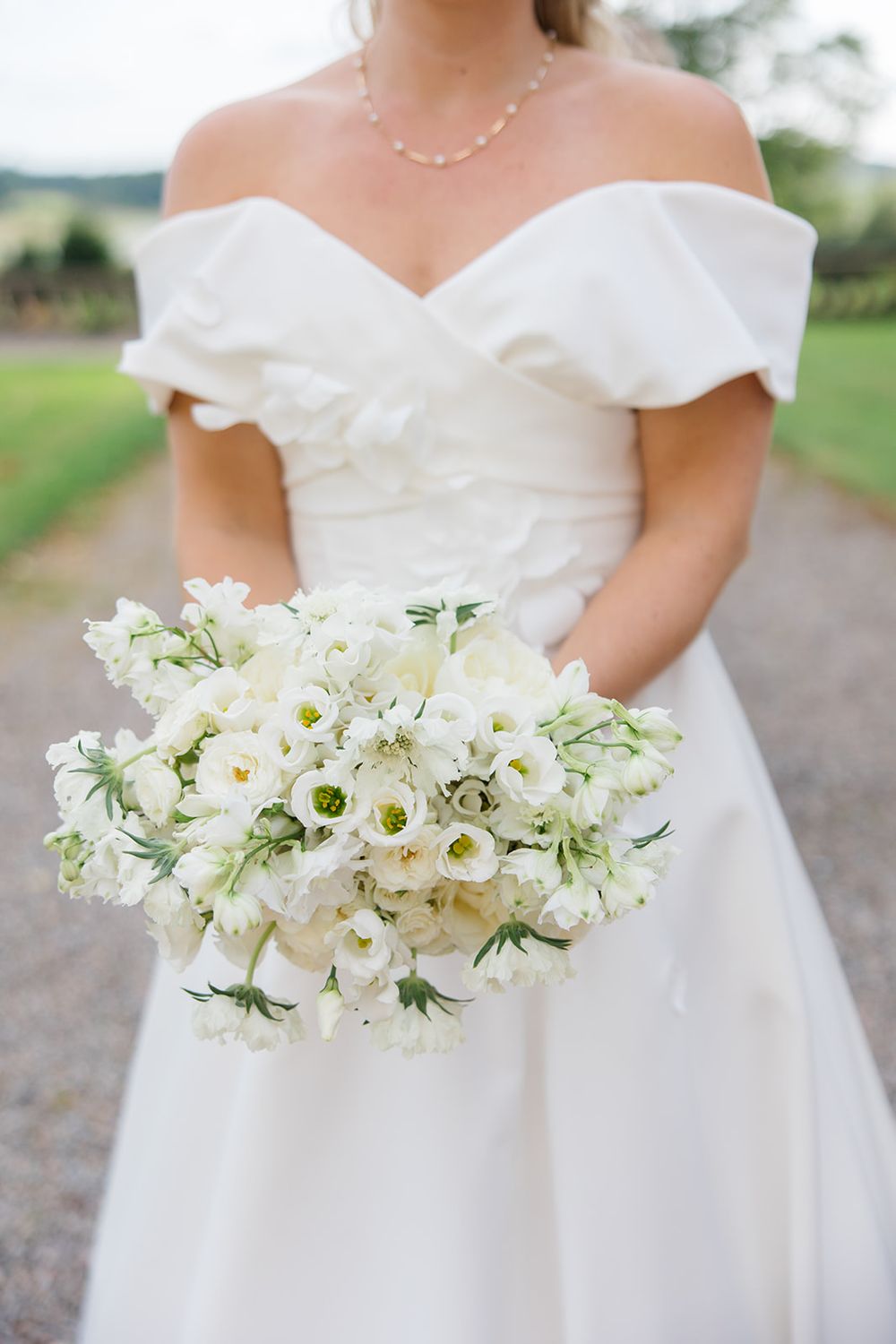 Bröllopsfotograf Emelie Petré, Hedenlunda Slott Bröllop, Brudbukett FLWRS, romantiska blommor i vitt och grönt