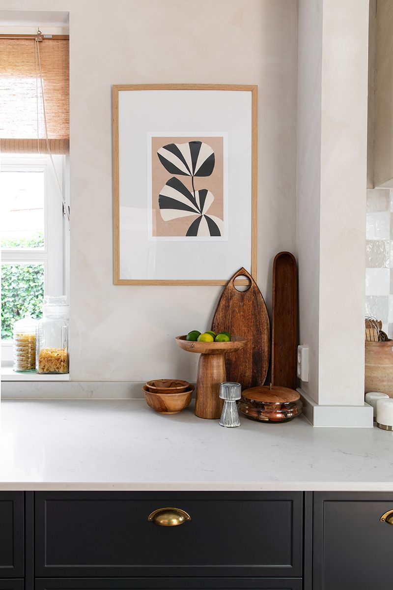 Een detailfoto van een keuken in een vakantiehuis met een landelijke uitstraling.