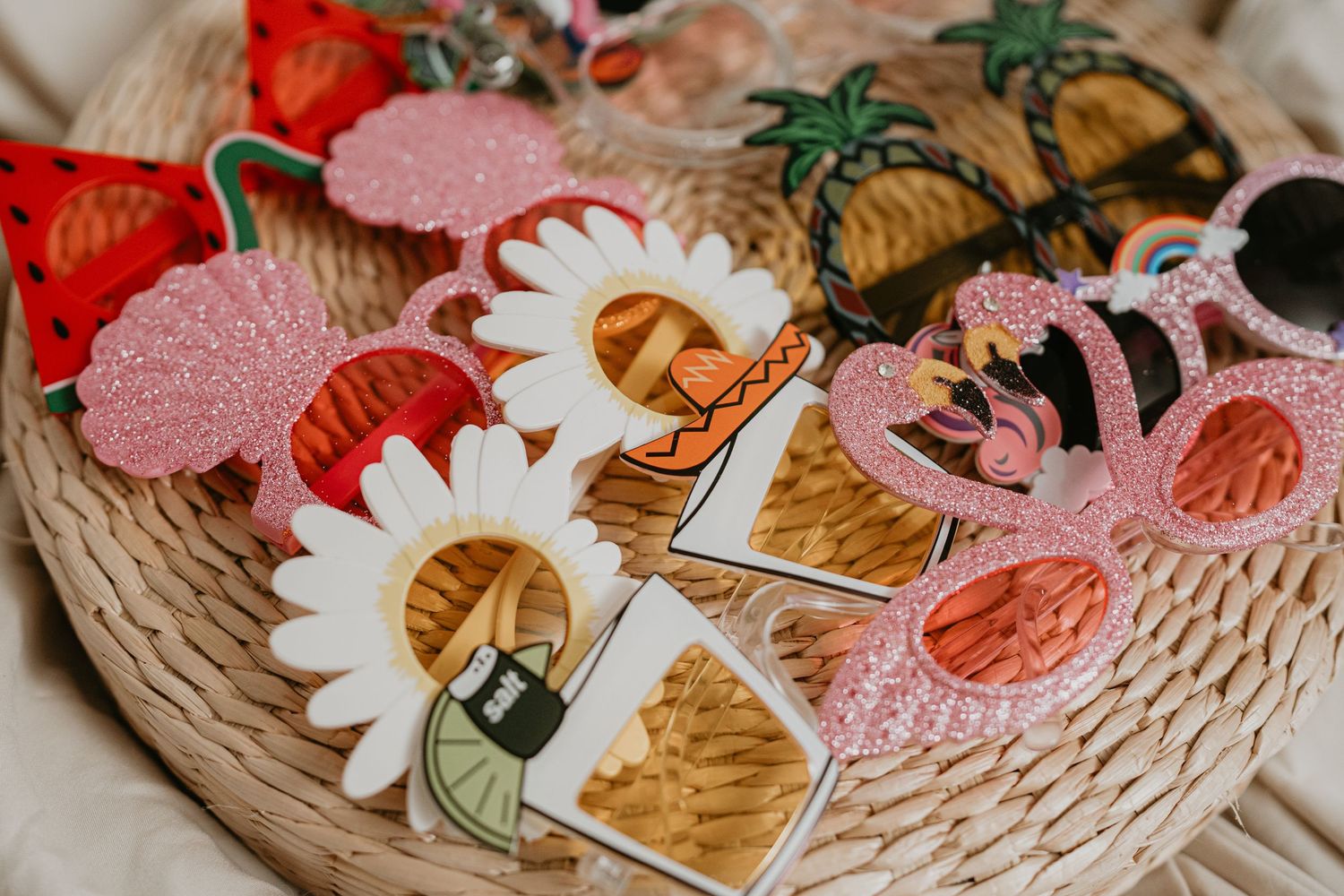 Verschiedene hochwertige Requisiten und Accessoires der Moment Booth Fotobox in Augsburg, ideal für Hochzeiten und Events.