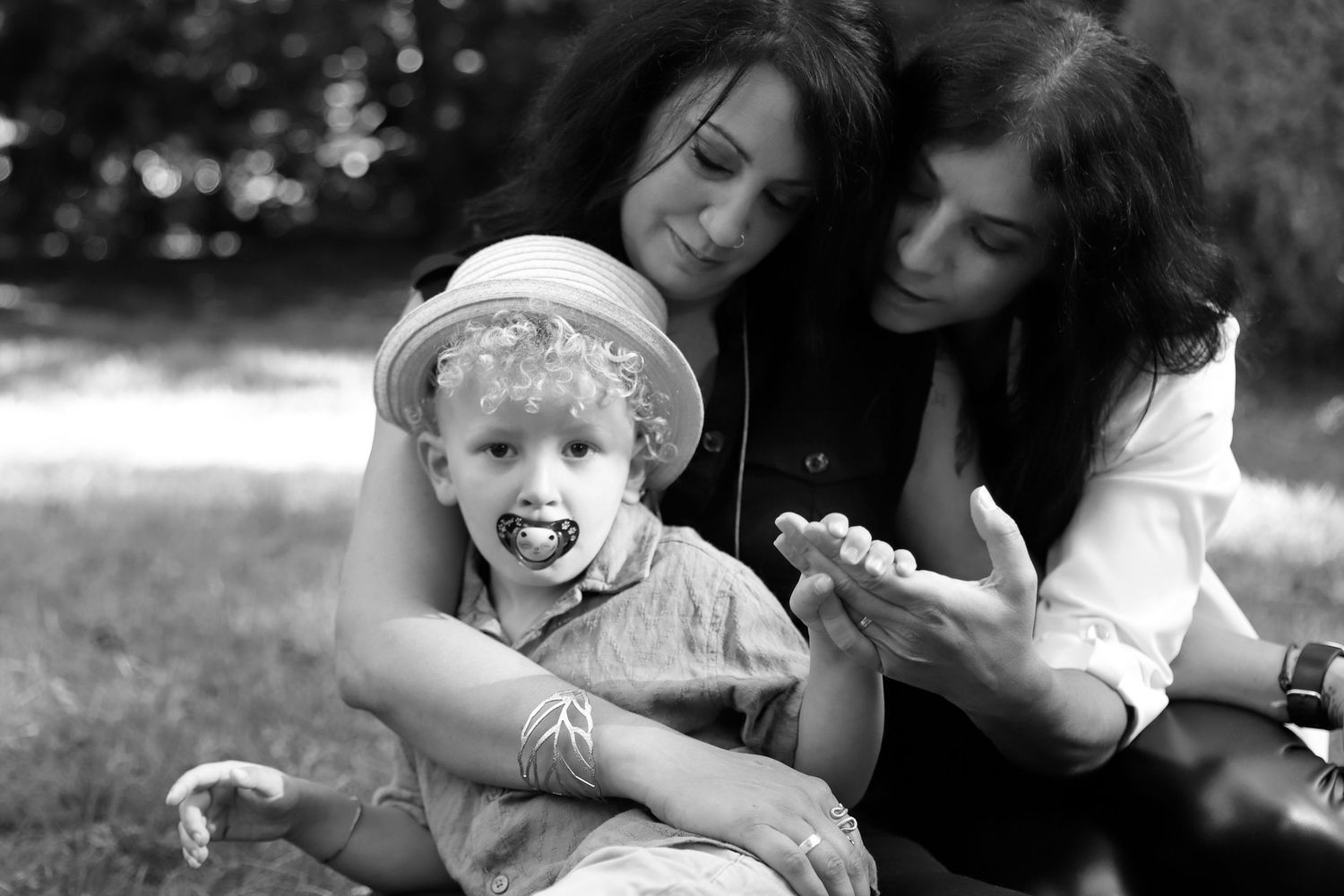 Retrato de familia en exteriores, fotografía profesional de BOAfoto especializada en momentos familiares en Vitoria, País Vasco