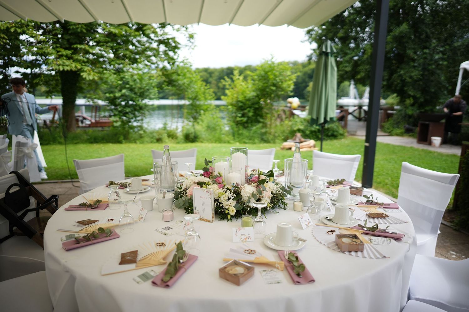 Hochzeitspaar im Café Wildau Werbellinsee – Location direkt am Wasser mit Tretbooten