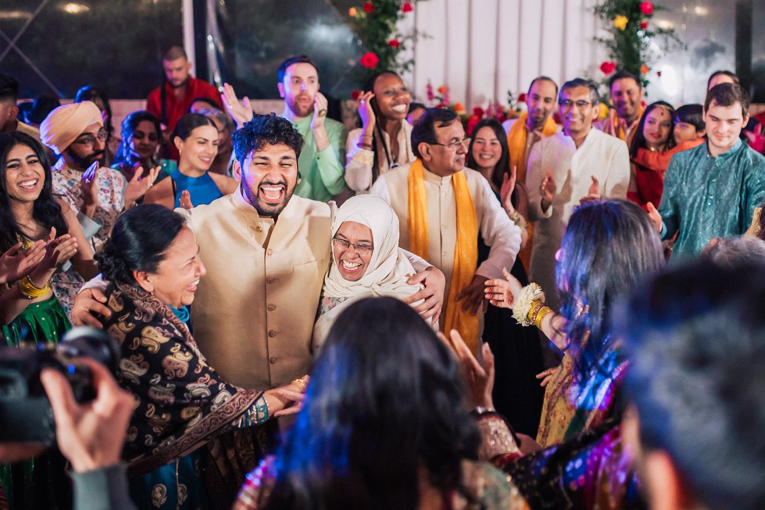 Indian wedding at Forte da Cruz with vibrant colors, joyful moments, and stylish details by Portugal wedding photographer Regina.