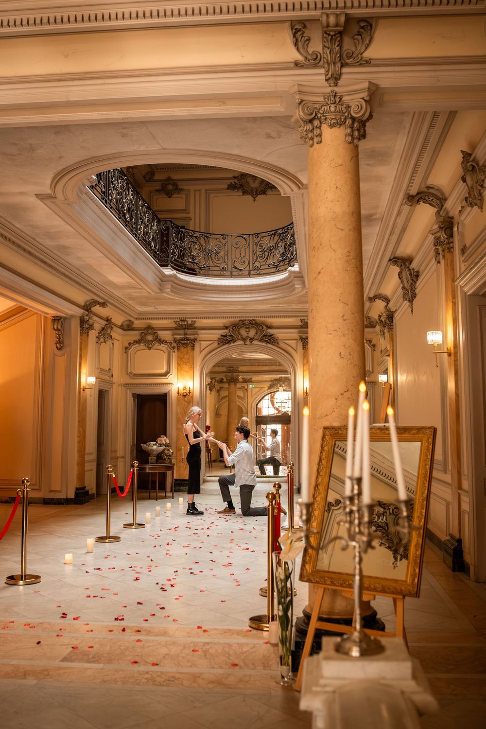 Le couple se tient la main dans une ambiance intime au Château Burrus