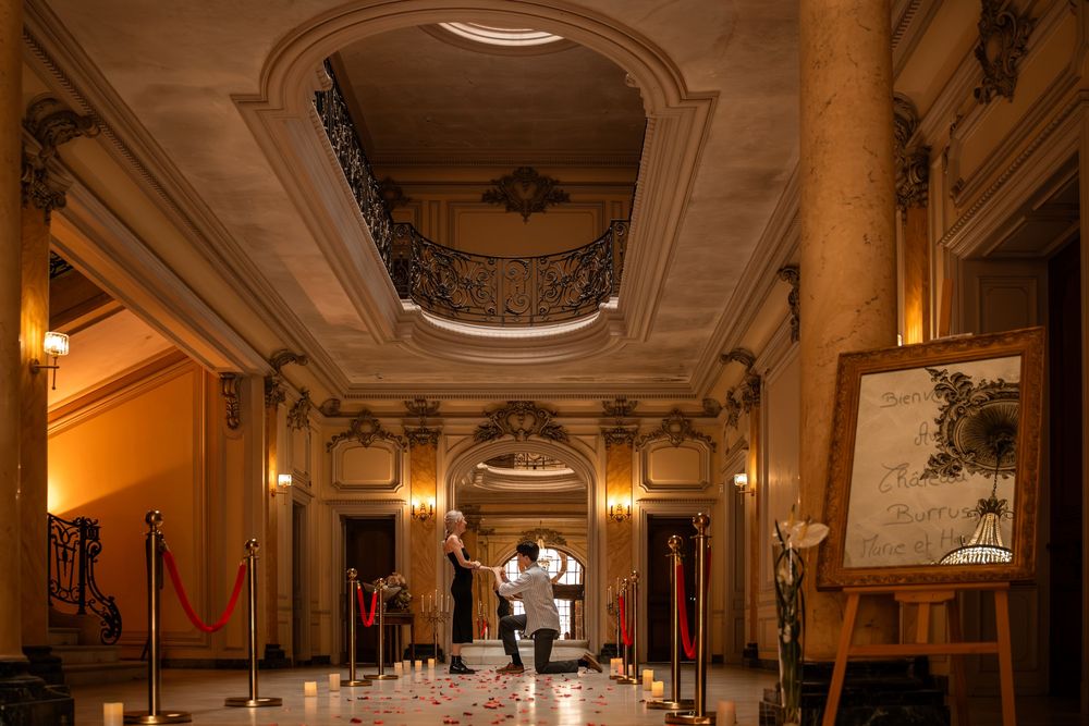Vue d’ensemble de la salle décorée pour la demande, bougies et pétales au sol