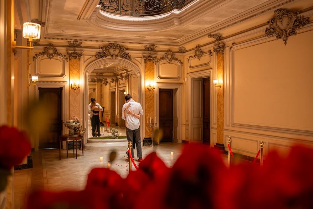 Photographe discret capturant la demande en fiançailles de façon naturelle