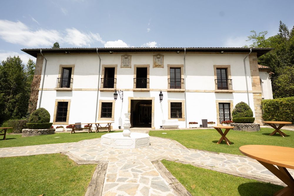 Fachada principal del Palacio de Valdesoto en Siero
