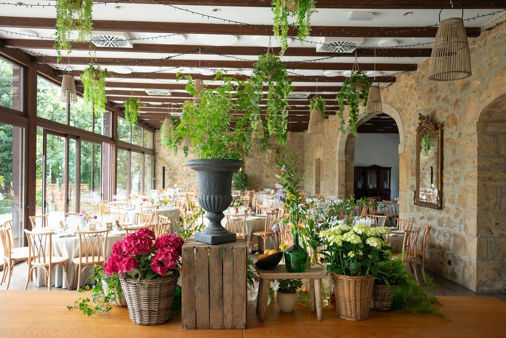Espacio preparado para boda con flores en sala de piedra del Palacio de Valdesoto
