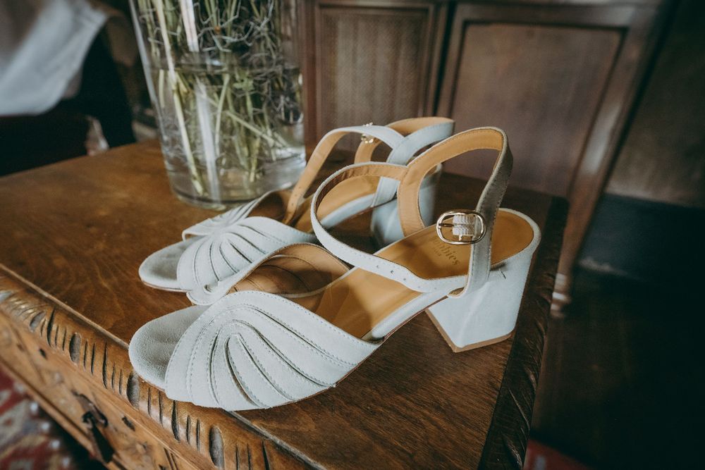 Zapatos de novia sobre mesa de madera